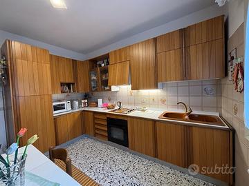 Cucina in legno massiccio della Cumini