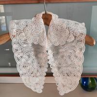 Colletto con pettorina in pizzo belga. 