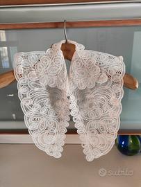 Colletto con pettorina in pizzo belga. 