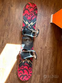 tavola da snowboard con agganci per scarponi