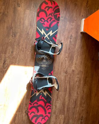tavola da snowboard con agganci per scarponi