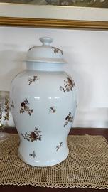 Vaso in porcellana con coperchio