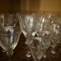 sto vendendo  un set di bicchieri da vino