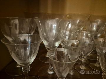 sto vendendo  un set di bicchieri da vino