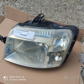 faro anteriore sinistro