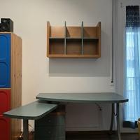 scrivania per studio con mensole
