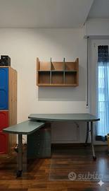 scrivania per studio con mensole