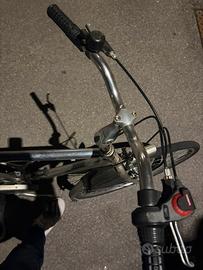city bike grigia Cambio Shimano, pronta all'uso