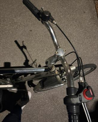 city bike grigia Cambio Shimano, pronta all'uso