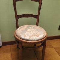 Piccola sedia imbottita antica