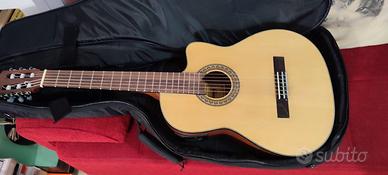 Chitarra classica preamplificata