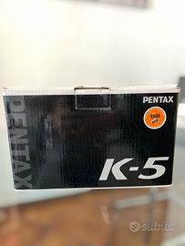 Pentax K-5 con accessori
