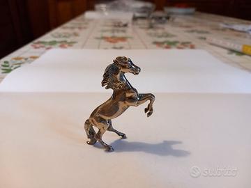Cavallino rampante in miniatura in argento 800