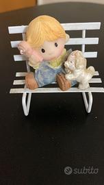 Bambino e cagnolino su panchina vintage