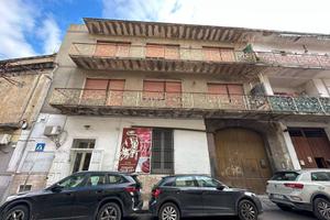 Casa indipendente di 230 m² con 5 locali e box aut
