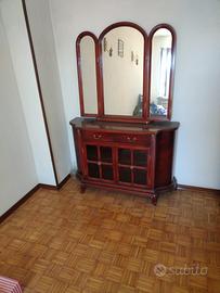 Vetrina in legno rosso lucido con specchiera