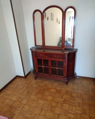 Vetrina in legno rosso lucido con specchiera