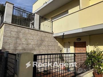 CASA SINGOLA CON GIARDINO