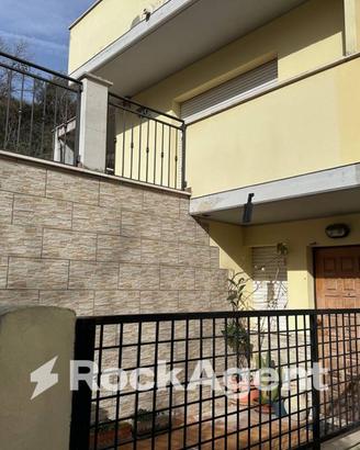 CASA SINGOLA CON GIARDINO