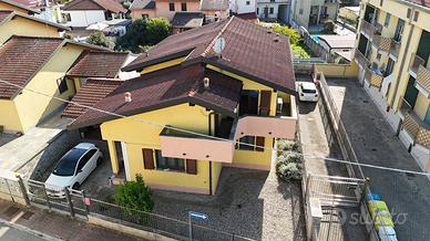 Villa di 161 m² con 4 locali e box auto a Vercelli