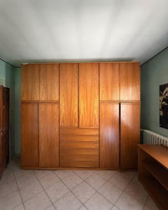 Armadio vintage modulare in legno da camera
