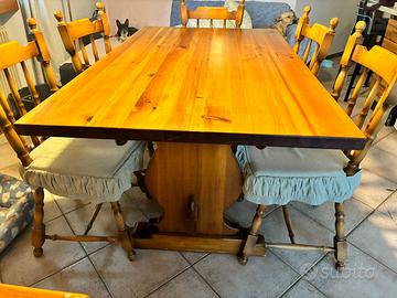 Tavolo con 6 sedie  abbinate in legno