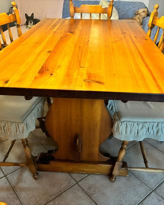 Tavolo con 6 sedie  abbinate in legno