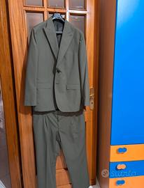 Abito uomo colore verde militare
