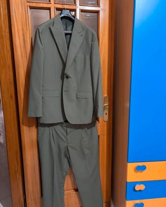 Abito uomo colore verde militare