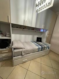 cameretta con un altro letto a cassettone