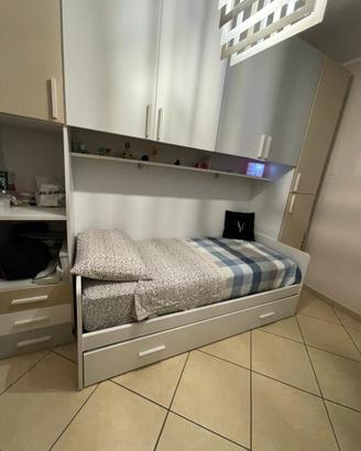 cameretta con un altro letto a cassettone