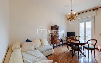 **Luminoso Trilocale all'Ultimo Piano in Zona Serv