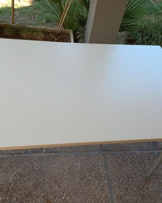tavolo bianco con gambe in metallo 