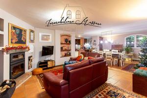 Villa di 340 m² con più di 5 locali e posto auto a