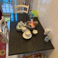 Tavolo con 3 sedie in legno