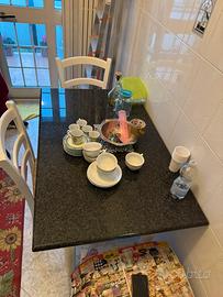 Tavolo con 3 sedie in legno