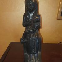 statua raffigurante la dea egizia Iside 