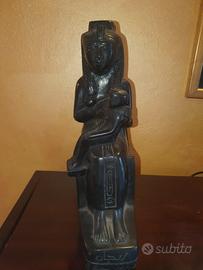 statua raffigurante la dea egizia Iside 