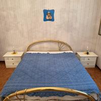 Letto matrimoniale in ottone e comodini
