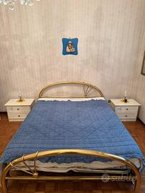 Letto matrimoniale in ottone e comodini