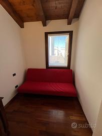 Divano letto contenitore con cuscini