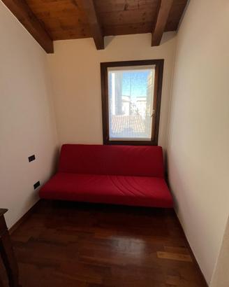 Divano letto contenitore con cuscini