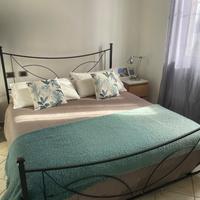 Letto matrimoniale in ferro con rete a doghe