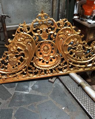 Antica Testata In legno dorato. 