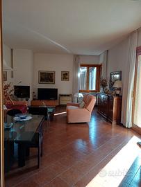 Villa 420 m², box auto quadruplo e ampio giardino