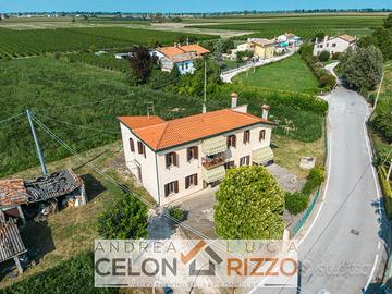 Casa Singola da Ristrutturare con Ampio Giardino a