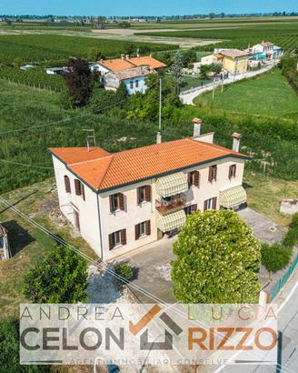 Casa Singola da Ristrutturare con Ampio Giardino a