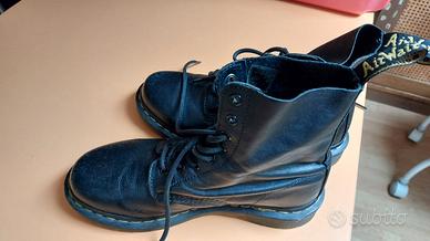 Anfibi Dr. Martens 1460 8 Eye Boot – pelle nera –