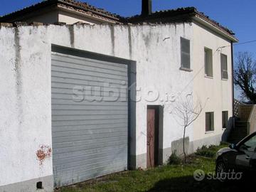 Terreno con fabbricati collabende