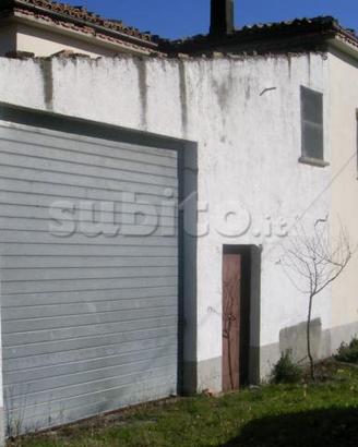 Terreno con fabbricati collabende